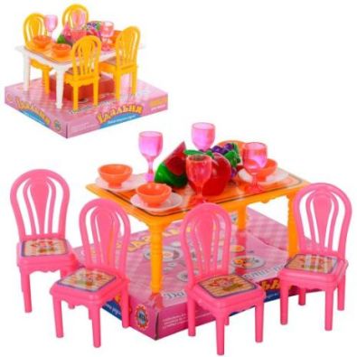 Кімната Барбі. Обідній стіл зі стільцями у коробці